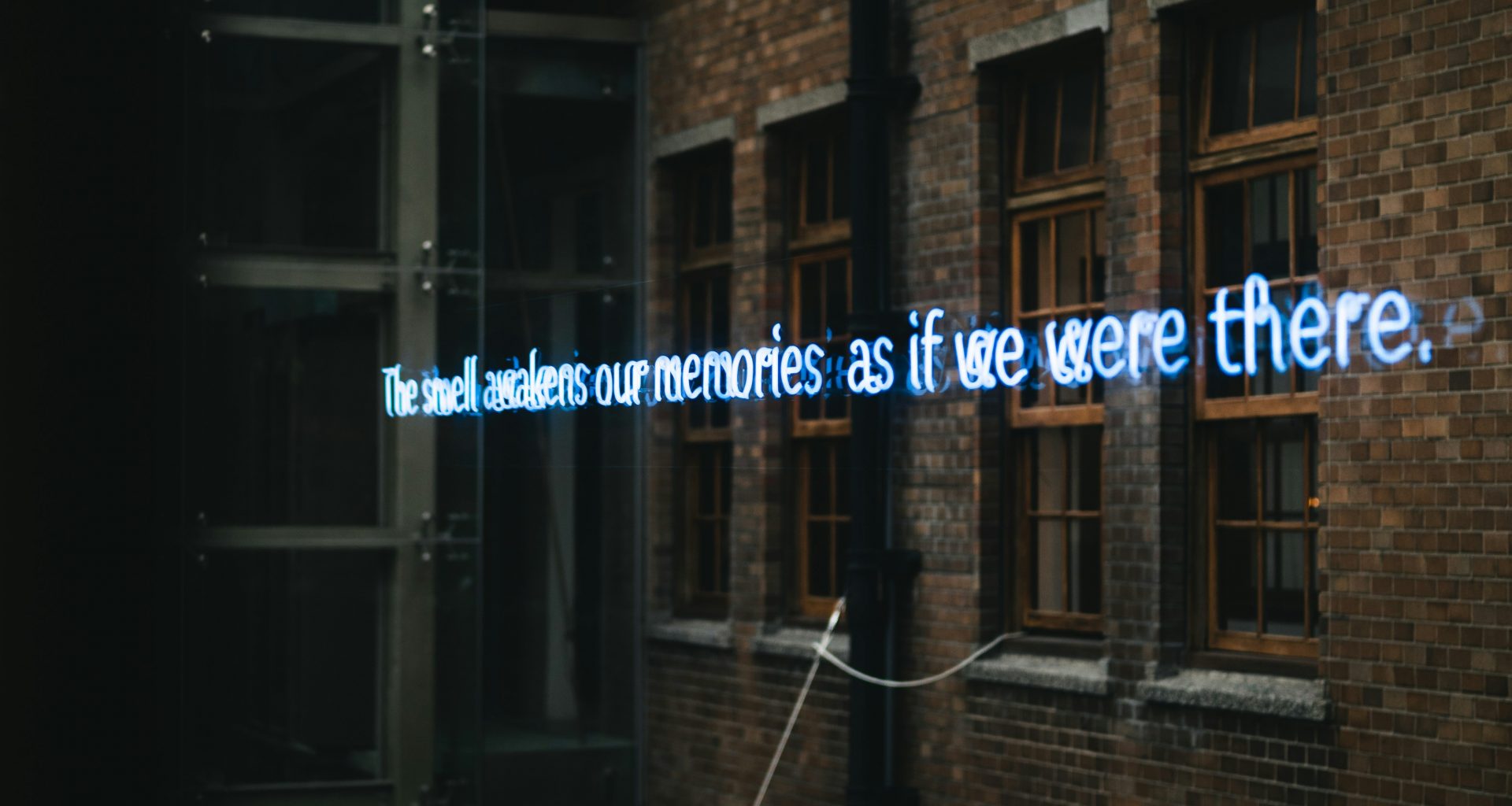 ein-schild-an-einem-gebaude-7jO9msx8Hy8