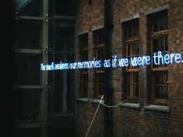 ein-schild-an-einem-gebaude-7jO9msx8Hy8