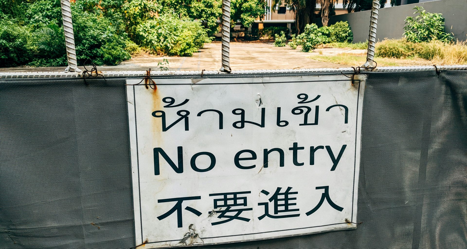 ein-schild-an-einem-zaun-ZksI5NSt2g0