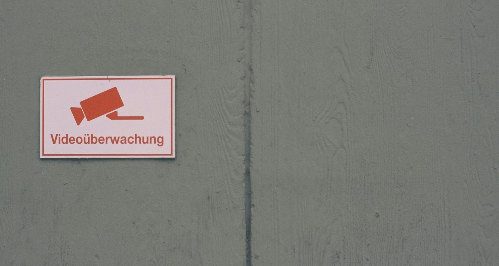 ein-schild-an-der-seite-eines-gebaudes-p1GiBEpDaV4