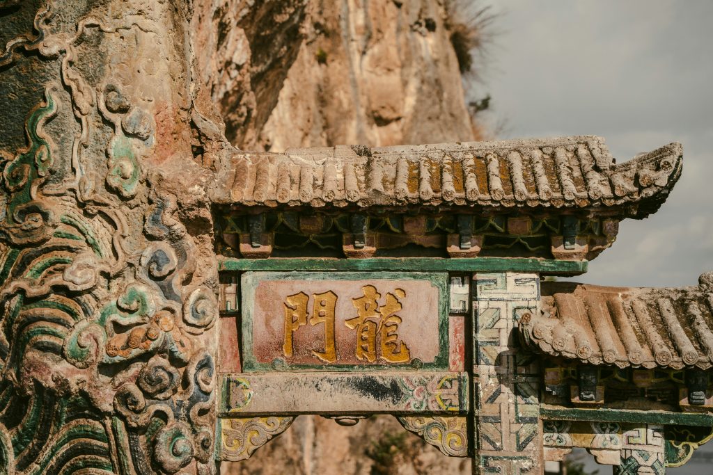 ein-schild-das-sich-an-der-seite-eines-gebaudes-befindet-sBD8suMBjQ4