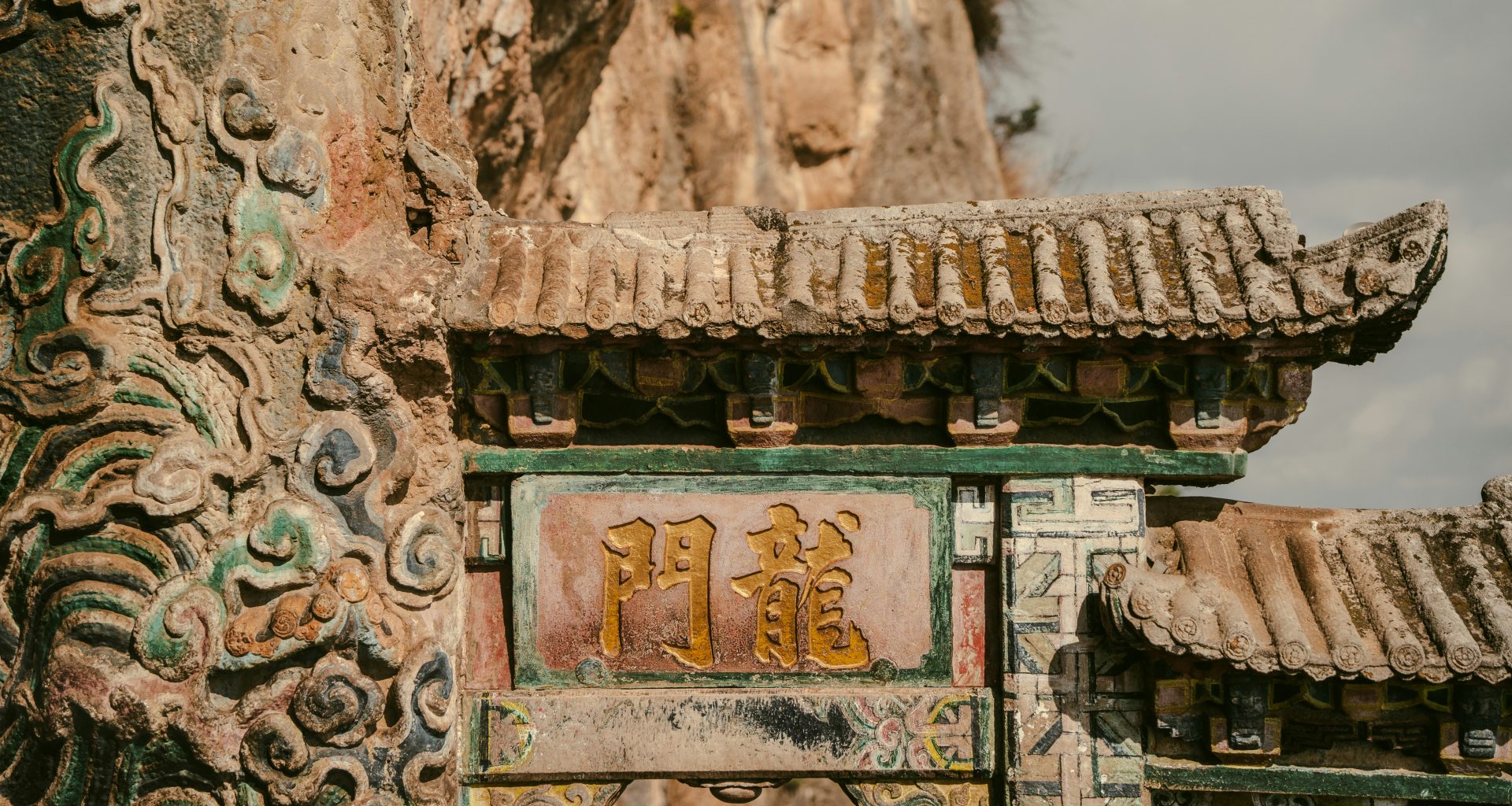 ein-schild-das-sich-an-der-seite-eines-gebaudes-befindet-sBD8suMBjQ4