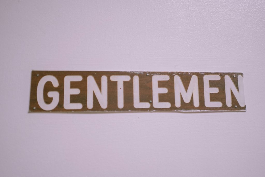 ein-schild-mit-der-aufschrift-herren-an-einer-weissen-wand-Ck1JaDgCGy4