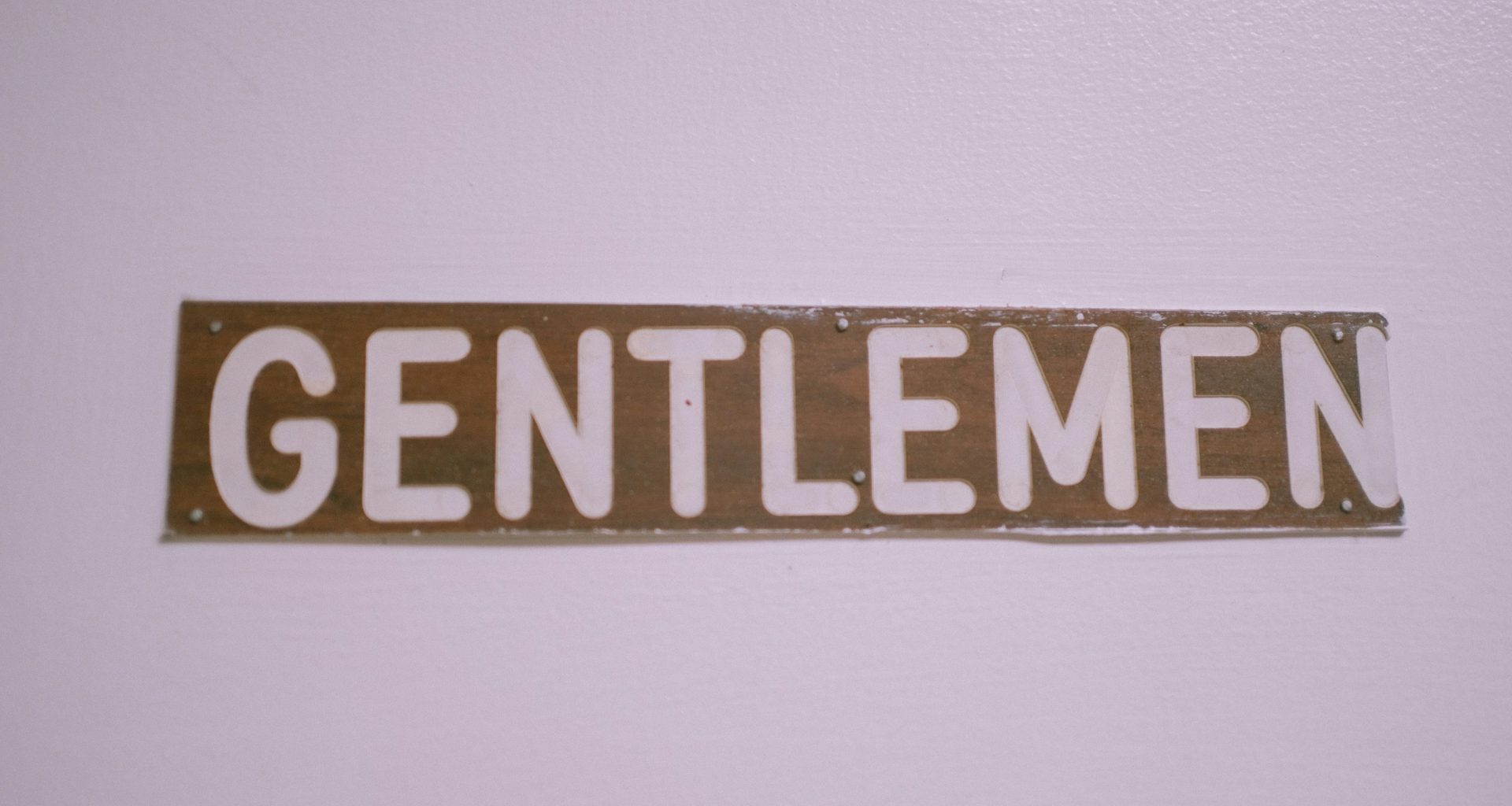 ein-schild-mit-der-aufschrift-herren-an-einer-weissen-wand-Ck1JaDgCGy4