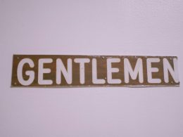 ein-schild-mit-der-aufschrift-herren-an-einer-weissen-wand-Ck1JaDgCGy4