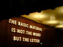 ein-zeichen-das-das-grundmaterial-liest-ist-nicht-das-wort-sondern-der-buchstabe-pTnyLSYpqOE