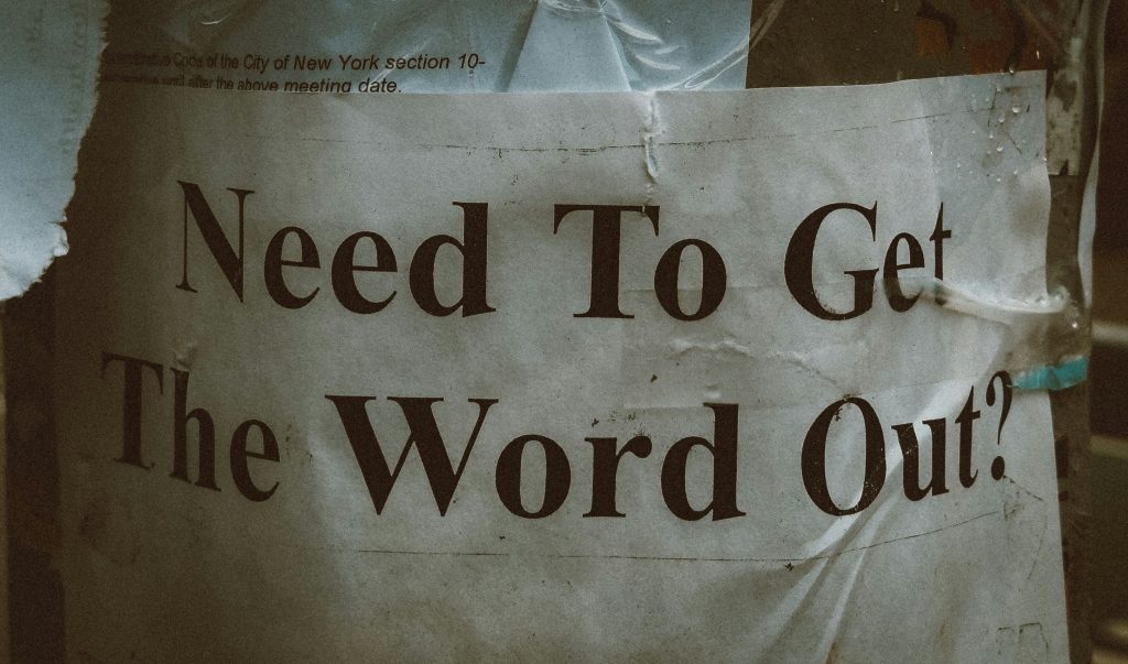 ein-schild-das-sagt-dass-man-das-wort-verbreiten-muss-SRbhuvsSeR0