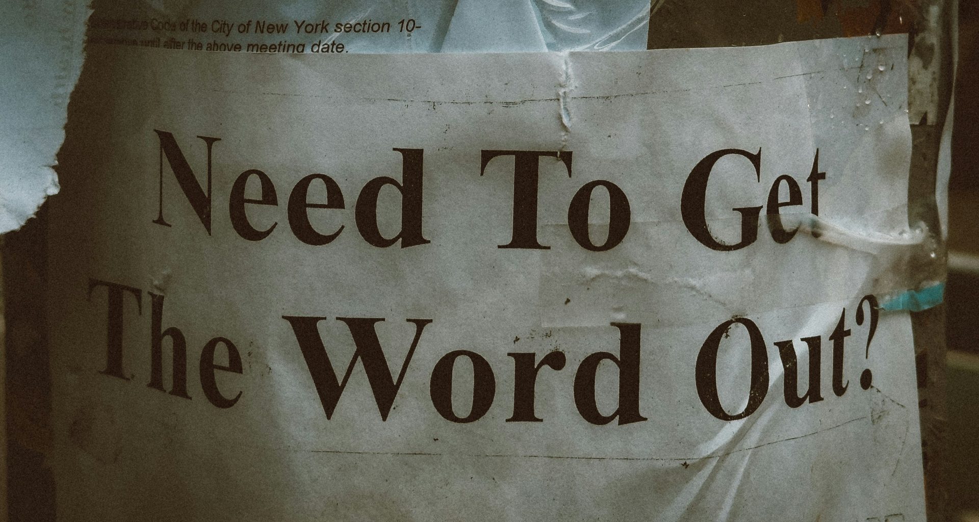 ein-schild-das-sagt-dass-man-das-wort-verbreiten-muss-SRbhuvsSeR0