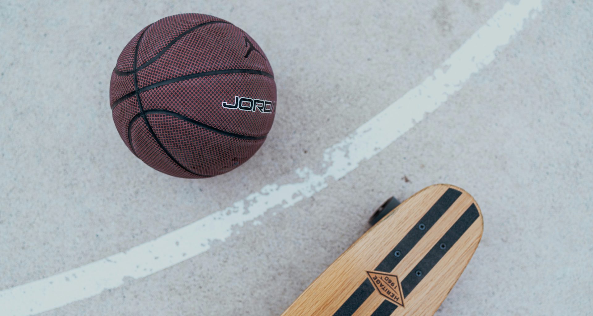 ein-skateboard-und-ein-basketball-auf-dem-boden-y6PugSs0i7k