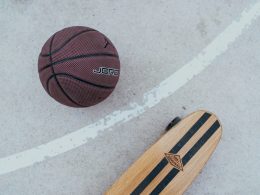 ein-skateboard-und-ein-basketball-auf-dem-boden-y6PugSs0i7k