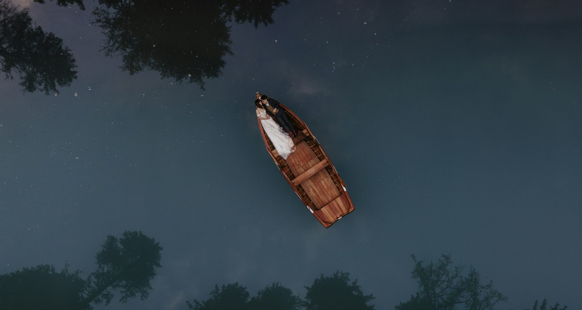 ein-kleines-boot-das-auf-einem-gewasser-schwimmt-RdMauuknYkI