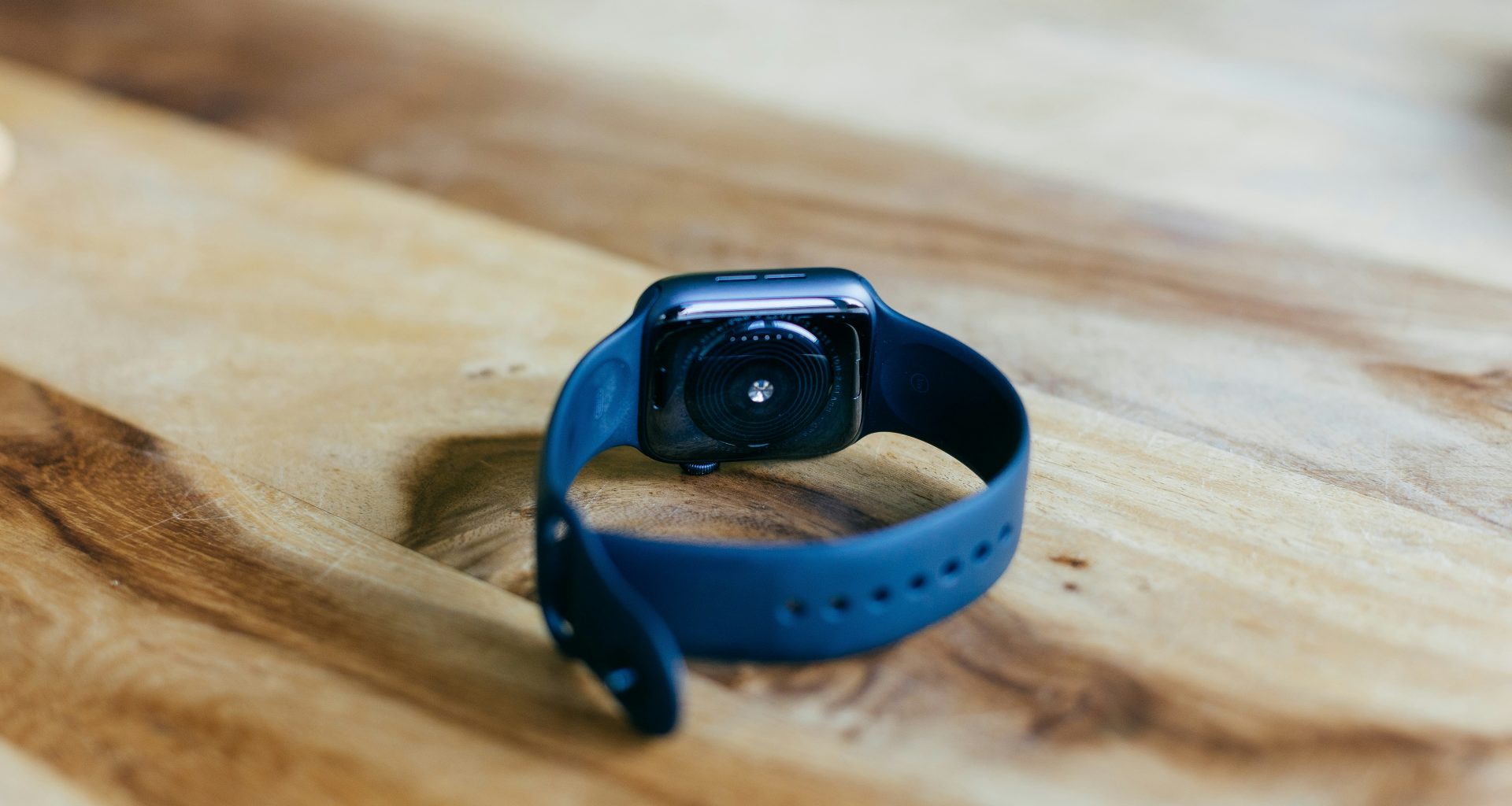 eine-smartwatch-auf-einem-holztisch-he5hdjDTg8M