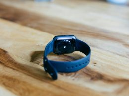 eine-smartwatch-auf-einem-holztisch-he5hdjDTg8M
