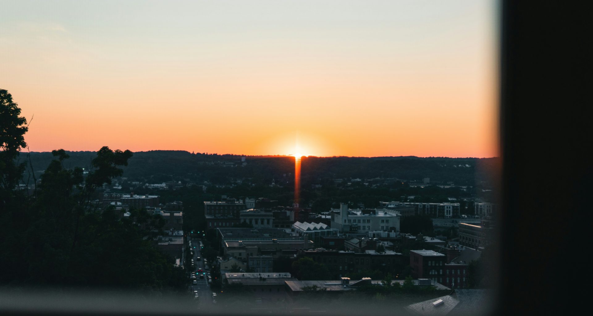 ein-sonnenuntergang-uber-einer-stadt-PUuEP0WMrrs