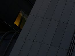 ein-hohes-gebaude-mit-einer-uhr-an-der-seite-e3hJEwY1-pk