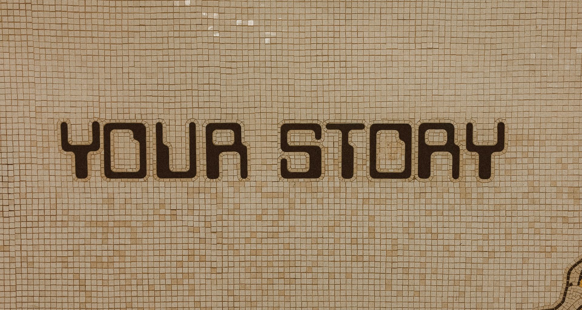 eine-geflieste-wand-mit-den-worten-yots-aloy-darauf-c6b2ru3S4qo