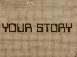 eine-geflieste-wand-mit-den-worten-yots-aloy-darauf-c6b2ru3S4qo