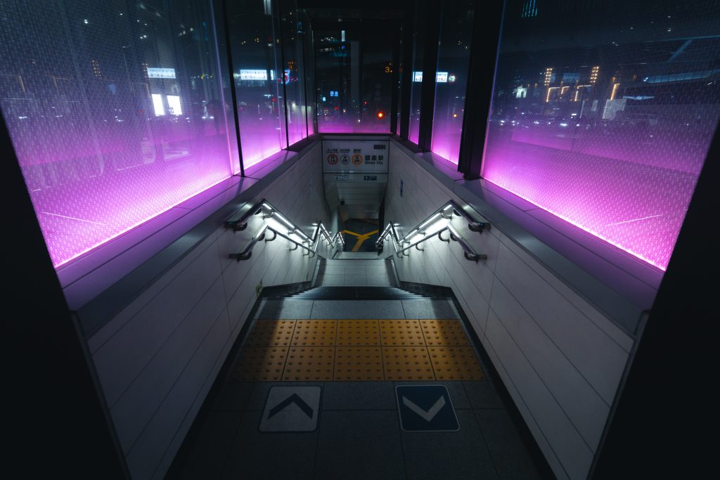 ein-bahnhof-mit-lila-lichtern-an-den-wanden-wc5F6AmvuIU