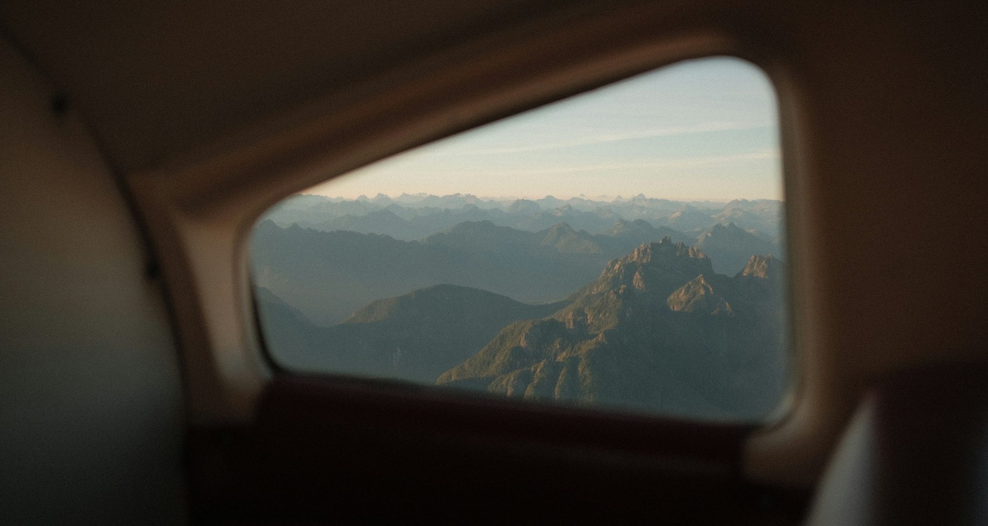 blick-auf-die-berge-aus-einem-ebenen-fenster-e7eg0cw_lOI