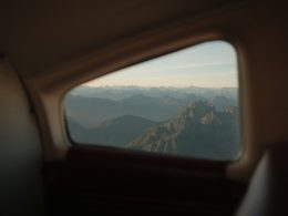 blick-auf-die-berge-aus-einem-ebenen-fenster-e7eg0cw_lOI