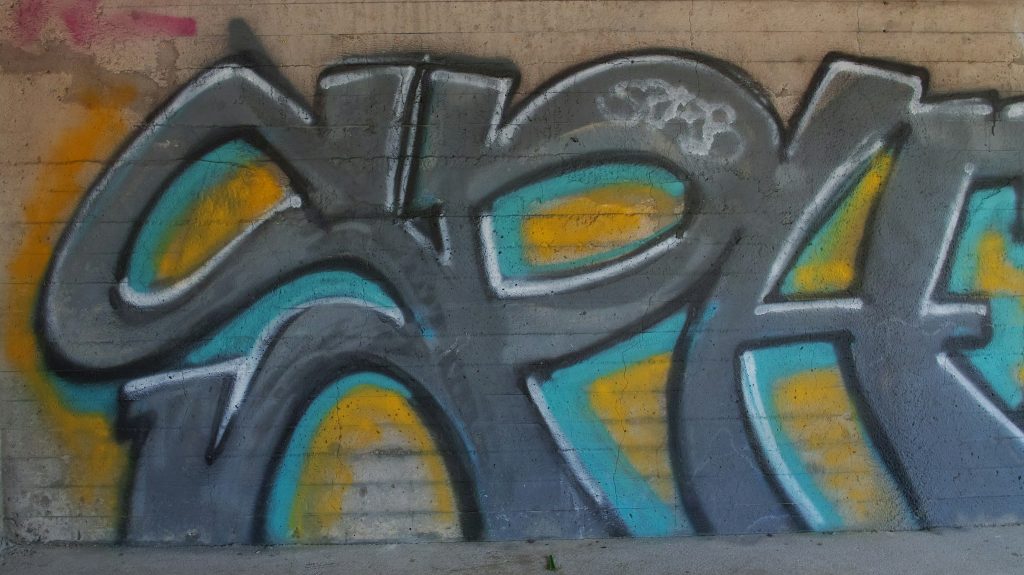 eine-wand-mit-einigen-graffiti-darauf-9tZr47LCylQ