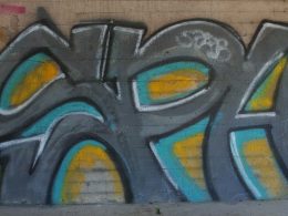 eine-wand-mit-einigen-graffiti-darauf-9tZr47LCylQ