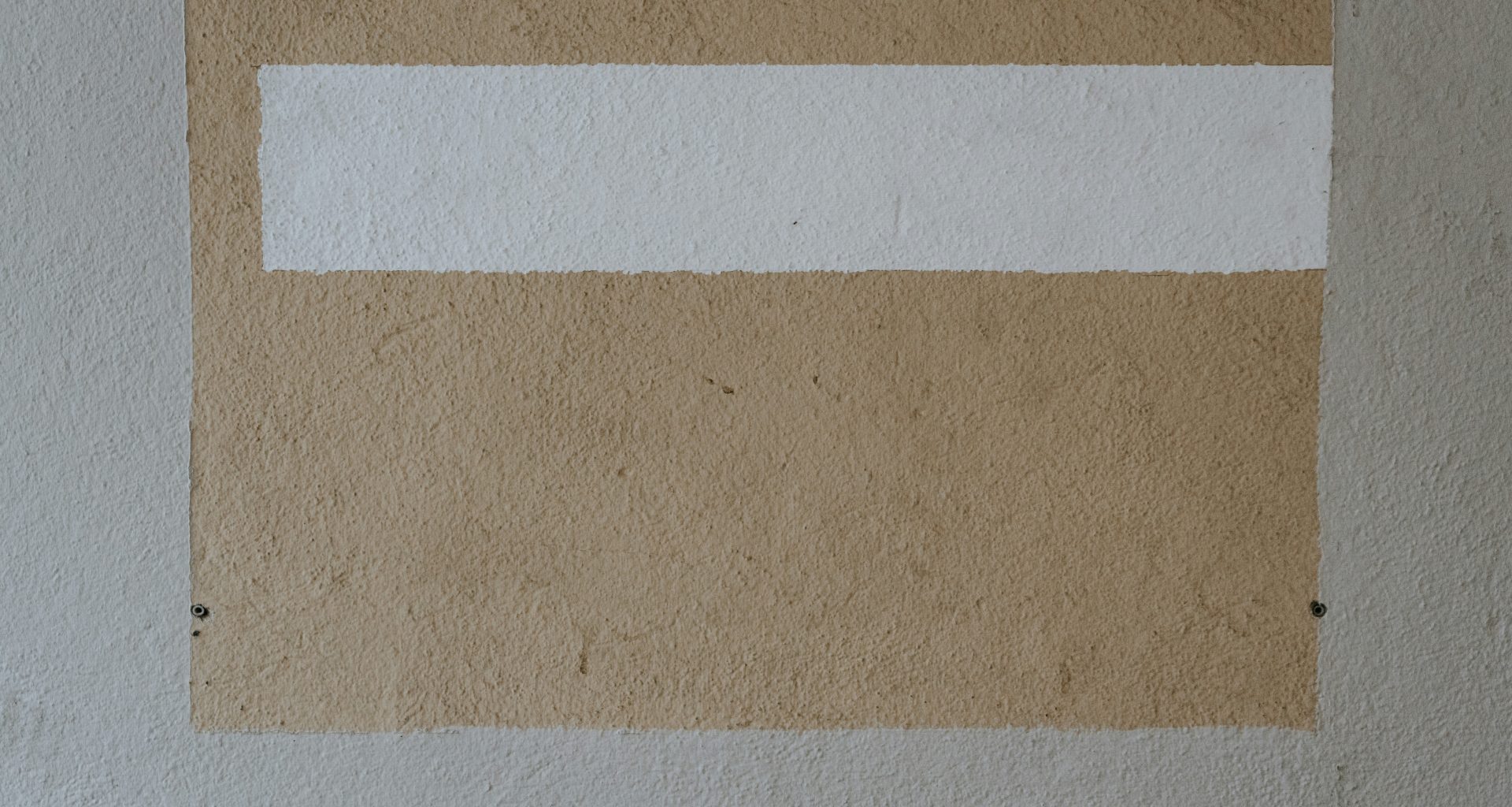 ein-weiss-braunes-gemalde-an-einer-wand-12imFfEE1hc