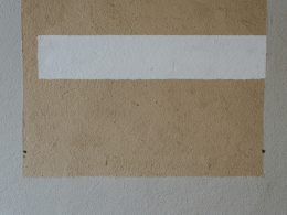 ein-weiss-braunes-gemalde-an-einer-wand-12imFfEE1hc