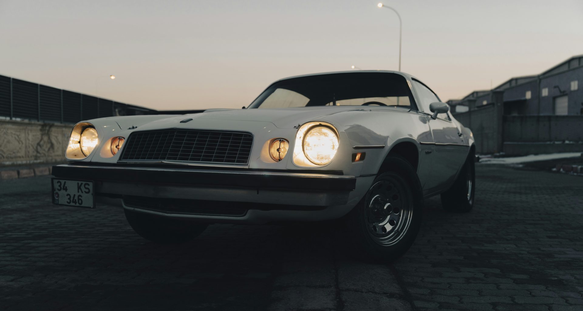 ein-weisses-auto-das-auf-einem-parkplatz-geparkt-ist-ASFBRVgHreI