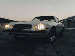 ein-weisses-auto-das-auf-einem-parkplatz-geparkt-ist-ASFBRVgHreI