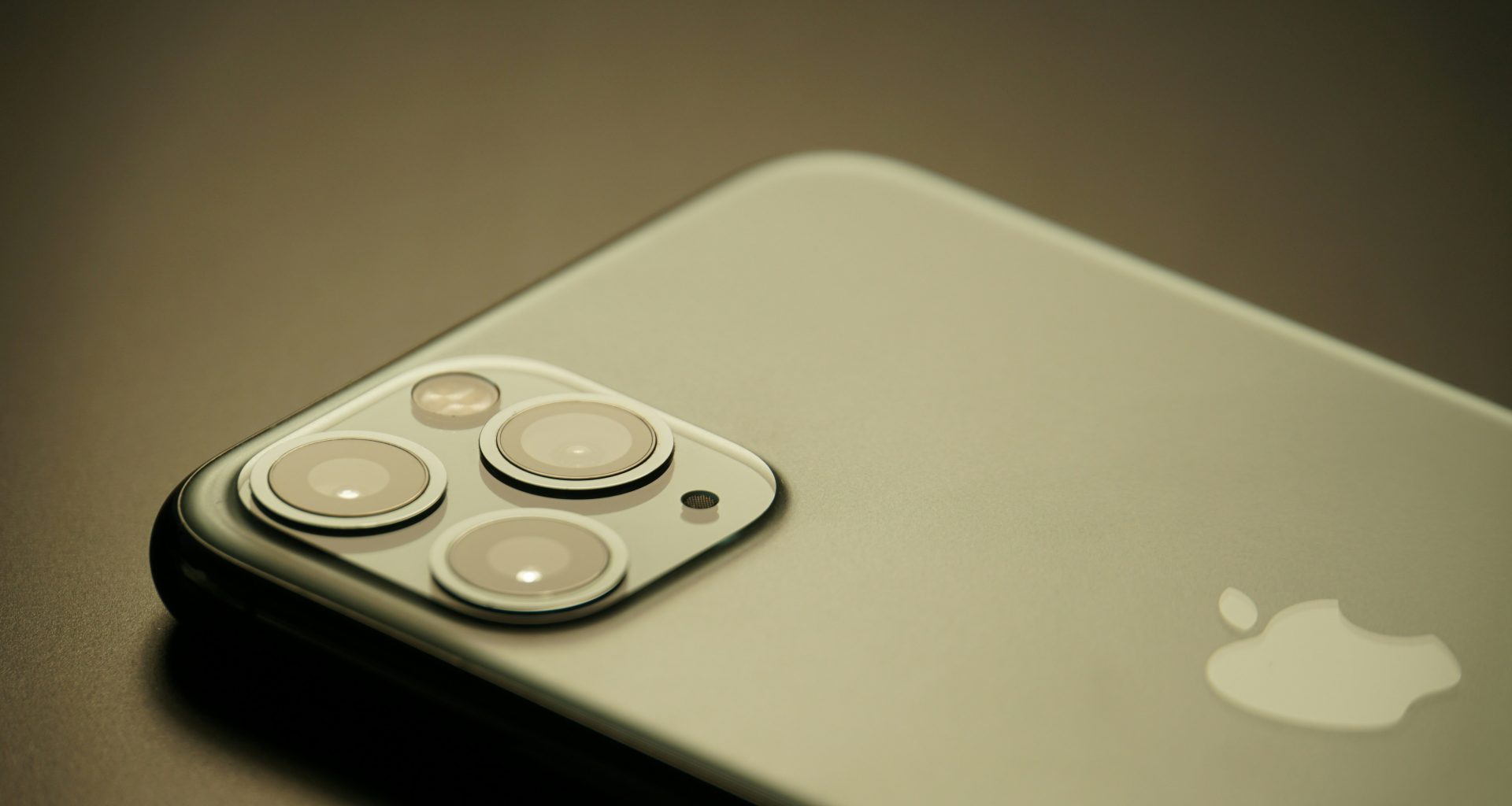 ein-weisses-handy-cjaRRYQ1m_0