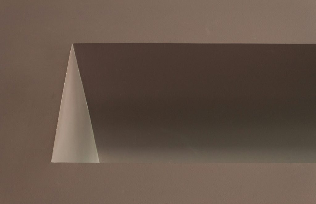 ein-weisses-rechteckiges-objekt-das-von-einer-decke-hangt-Ft_QrhcqqGg