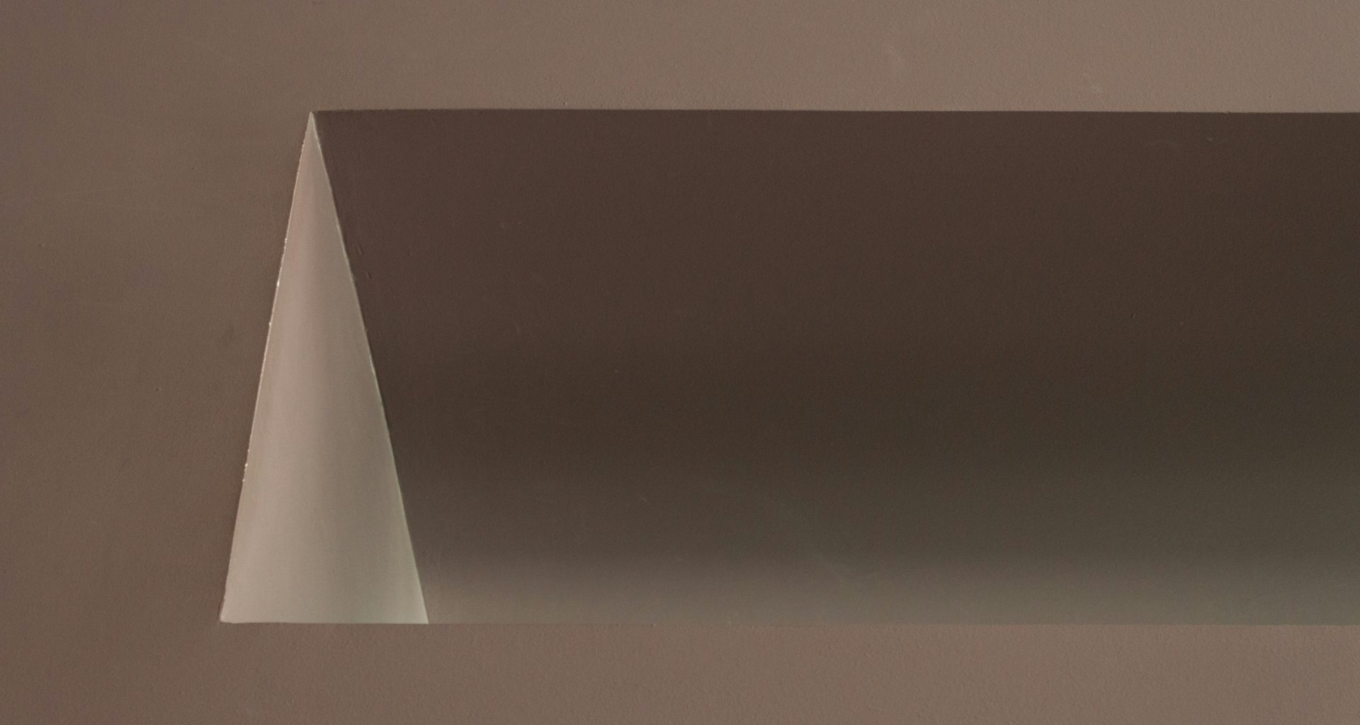 ein-weisses-rechteckiges-objekt-das-von-einer-decke-hangt-Ft_QrhcqqGg