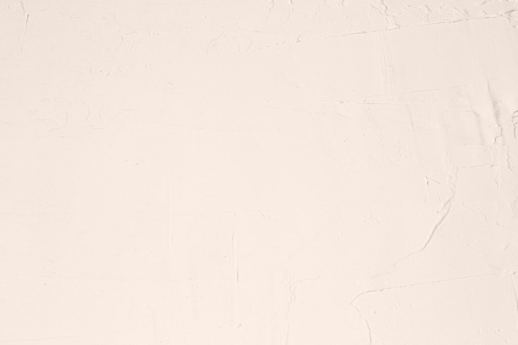 ein-weisses-laken-auf-dem-eine-schwarze-katze-sitzt-ZgFCVWGd4l0