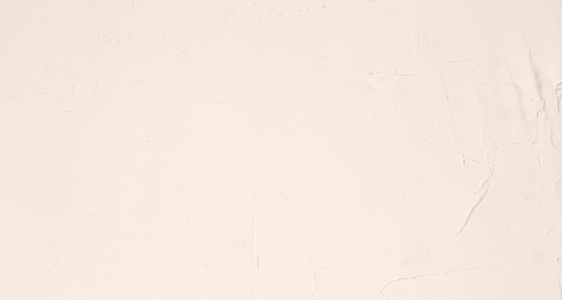 ein-weisses-laken-auf-dem-eine-schwarze-katze-sitzt-ZgFCVWGd4l0