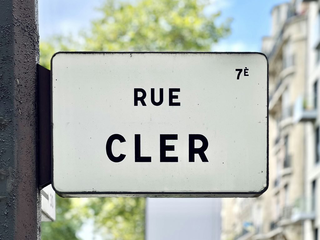 ein-weisses-schild-mit-schwarzem-text-_KhRPEs5Djg
