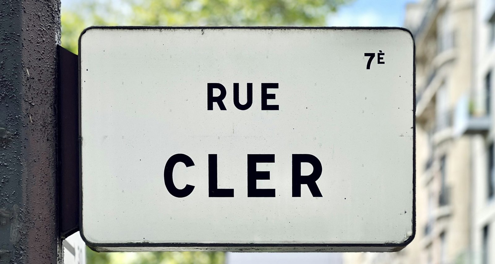 ein-weisses-schild-mit-schwarzem-text-_KhRPEs5Djg