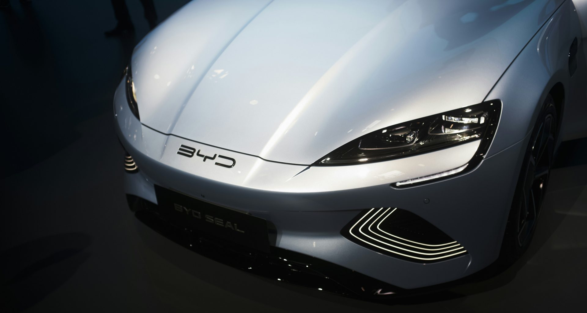 ein-weisser-sportwagen-ist-auf-einer-automesse-ausgestellt-4o-2K69J05g