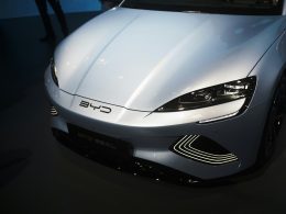 ein-weisser-sportwagen-ist-auf-einer-automesse-ausgestellt-4o-2K69J05g