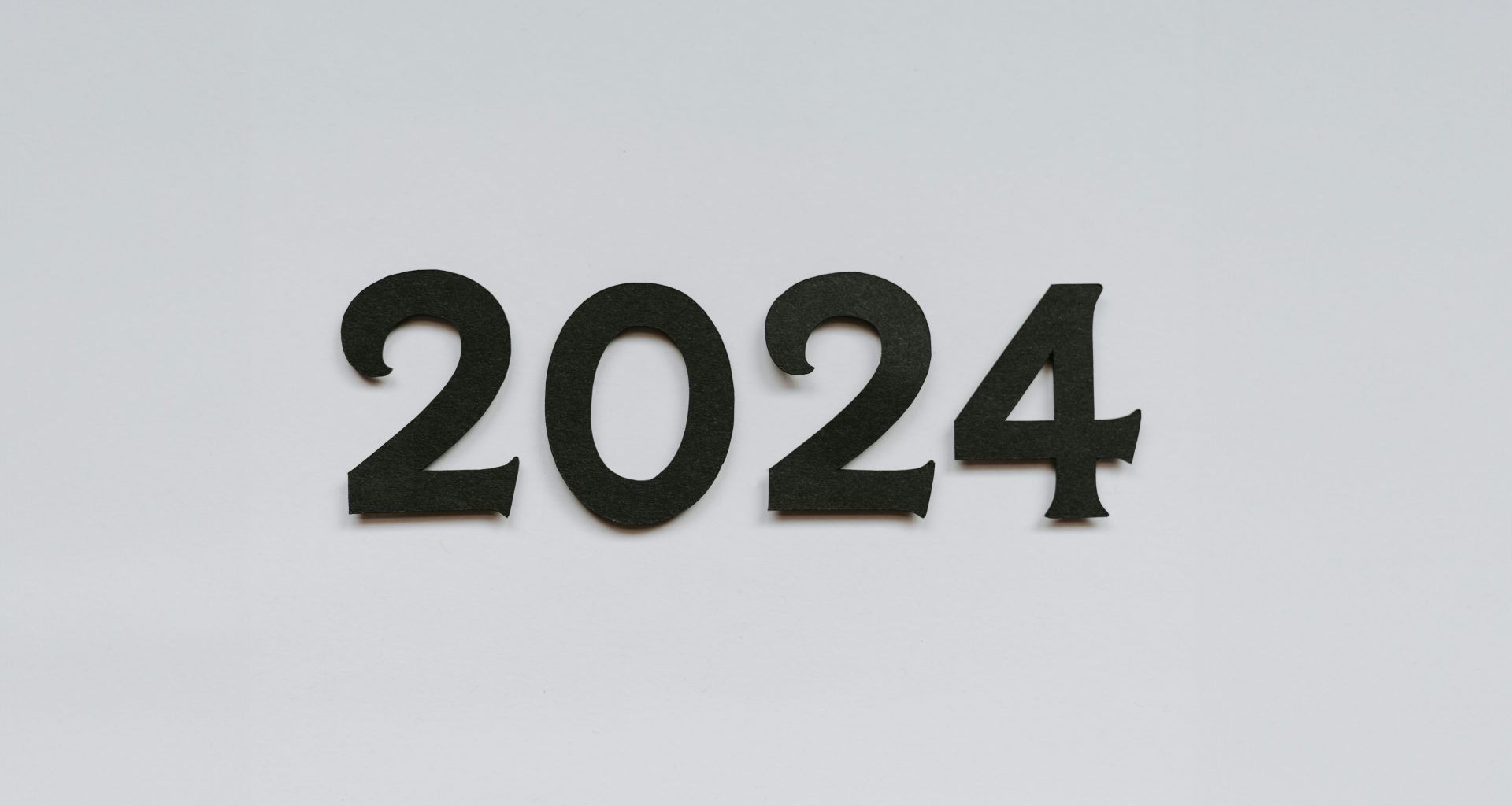 eine-weisse-wand-mit-einer-schwarzen-zahl-darauf-2z9cV4DsDlE