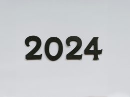 eine-weisse-wand-mit-einer-schwarzen-zahl-darauf-2z9cV4DsDlE