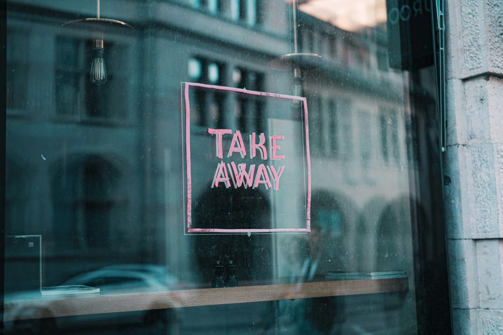 ein-fenster-mit-einem-schild-mit-der-aufschrift-take-away-rRQrtbMBX4Q