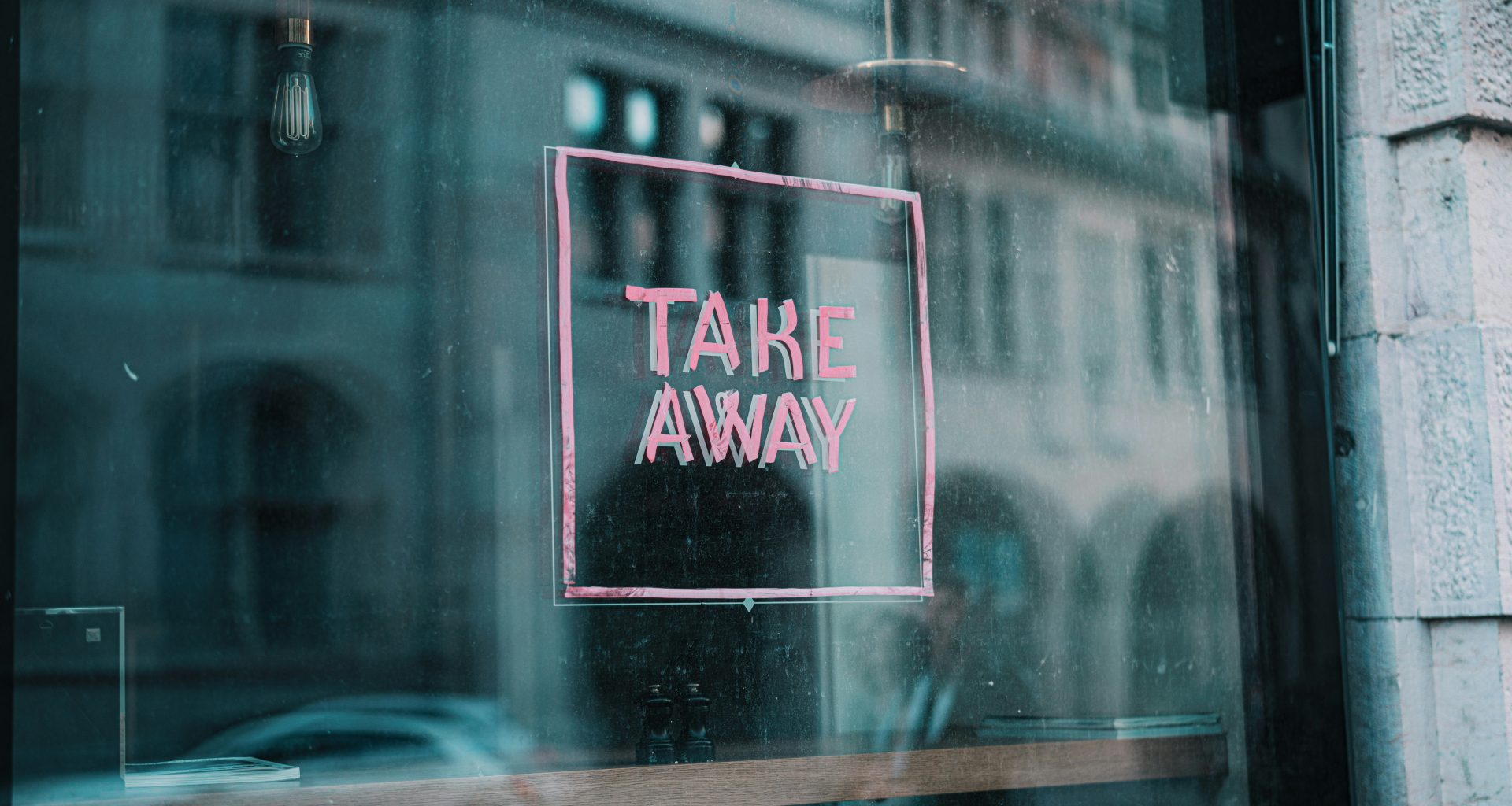 ein-fenster-mit-einem-schild-mit-der-aufschrift-take-away-rRQrtbMBX4Q