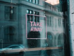 ein-fenster-mit-einem-schild-mit-der-aufschrift-take-away-rRQrtbMBX4Q