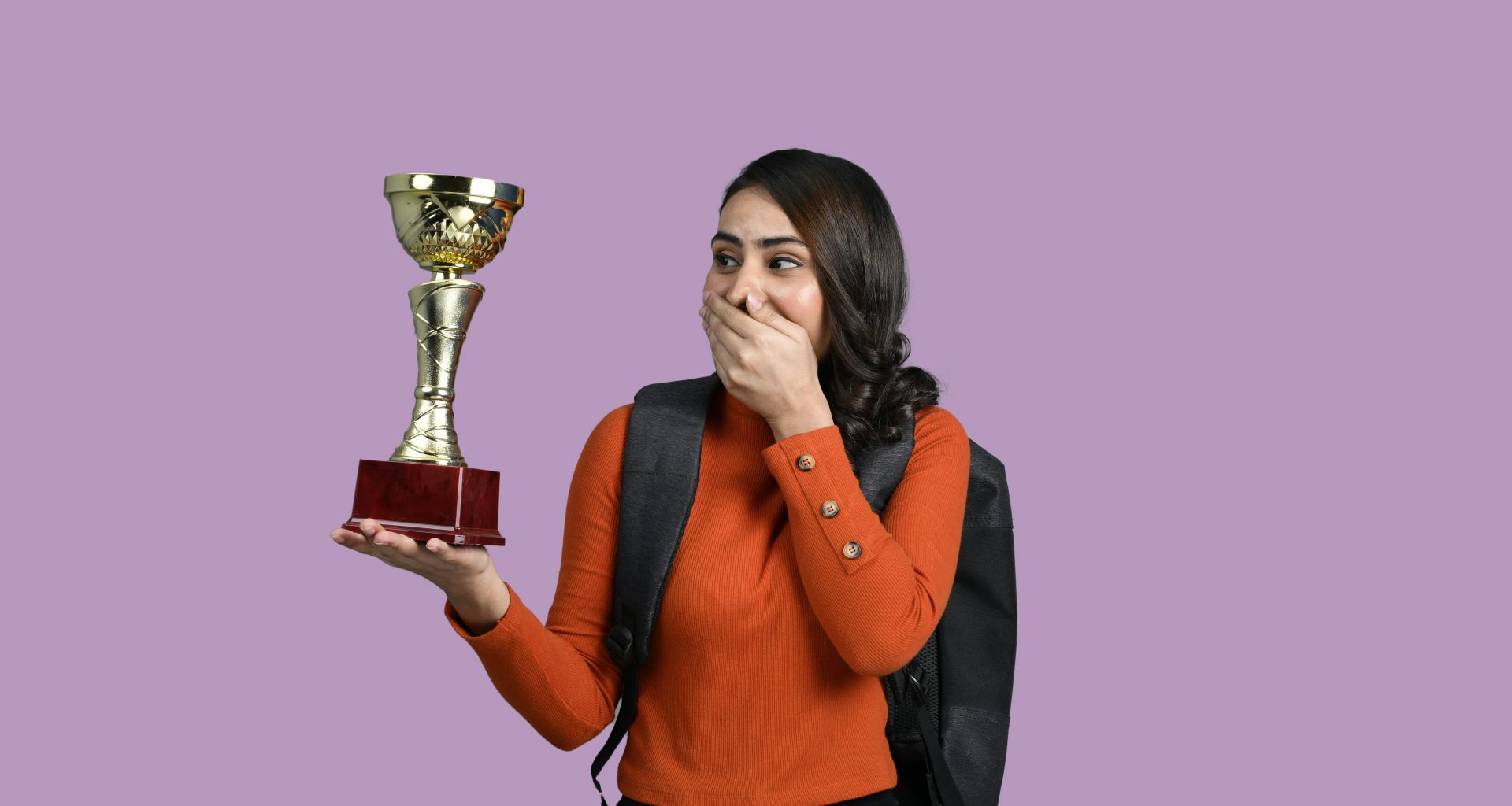 eine-frau-halt-eine-trophae-in-der-hand-fKtp5PDNpCw