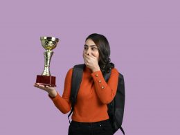 eine-frau-halt-eine-trophae-in-der-hand-fKtp5PDNpCw