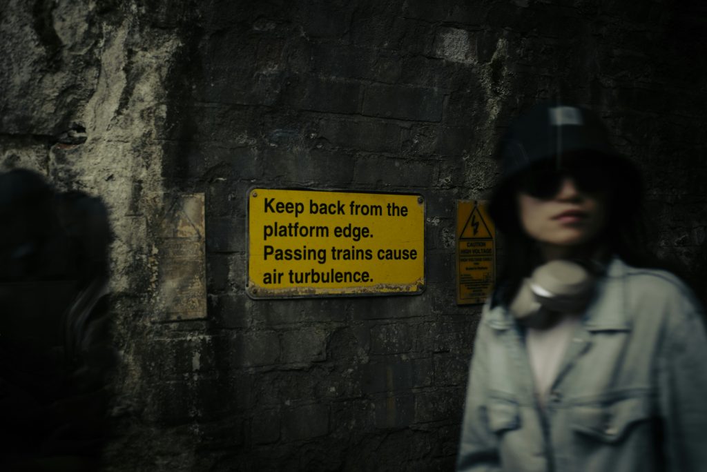 eine-frau-die-vor-einer-steinmauer-steht-IOyNhiRfs9s