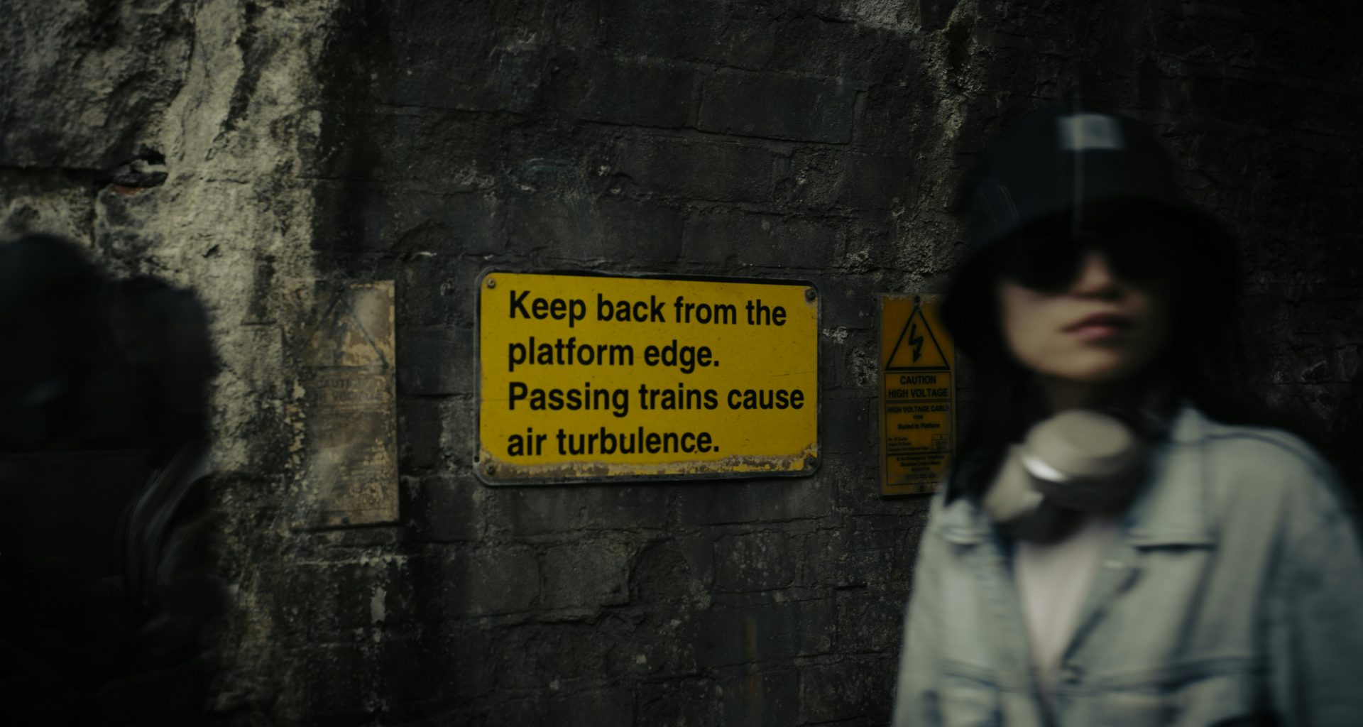 eine-frau-die-vor-einer-steinmauer-steht-IOyNhiRfs9s