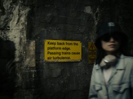 eine-frau-die-vor-einer-steinmauer-steht-IOyNhiRfs9s