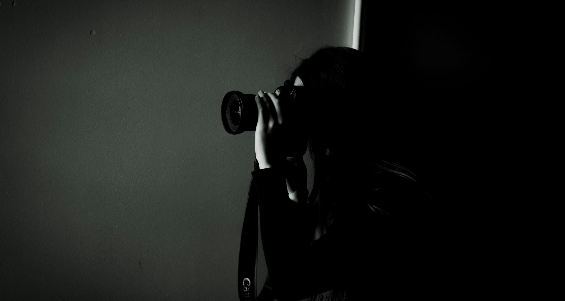 eine-frau-die-ein-foto-von-sich-mit-einer-kamera-macht-aBHRIiubIEA